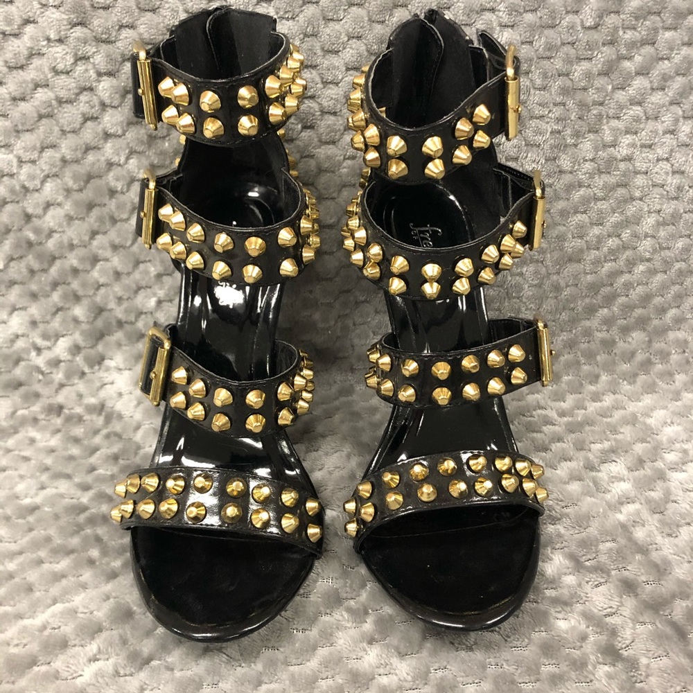 Fredericks of Hollywood SEXY black patent leather & gold stud heels - size 6.5 - Picture 3 of 6